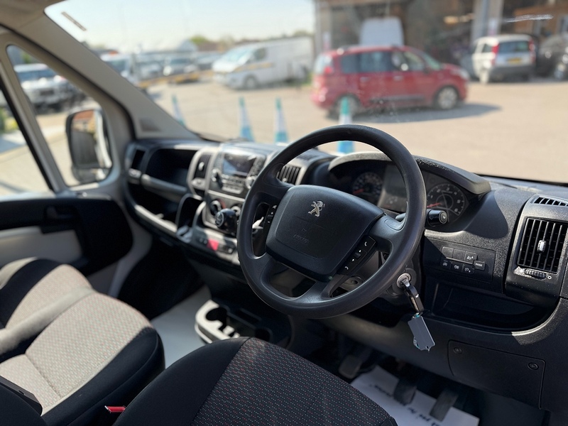 Peugeot Boxer 12 Ft Dropside BlueHDi 335 S - U2237