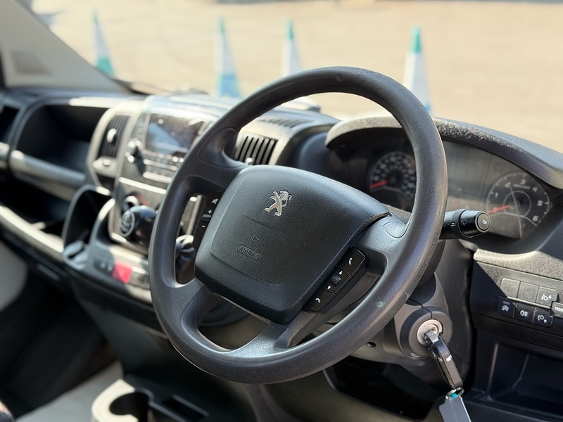Peugeot Boxer 12 Ft Dropside BlueHDi 335 S - U2237