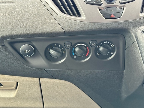 Terrier Ford Tourneo Custom 300 2.2 TDCi Trend 155ps