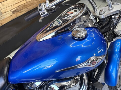 900 Custom Cruiser Manual Petrol