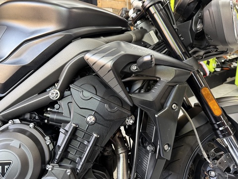 765 R Naked