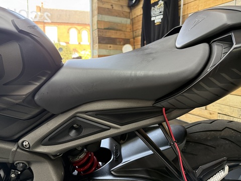 765 R Naked