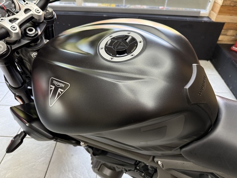 765 R Naked