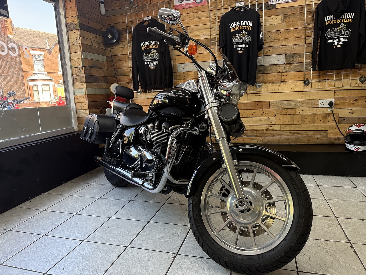 Triumph 865 Custom Cruiser
