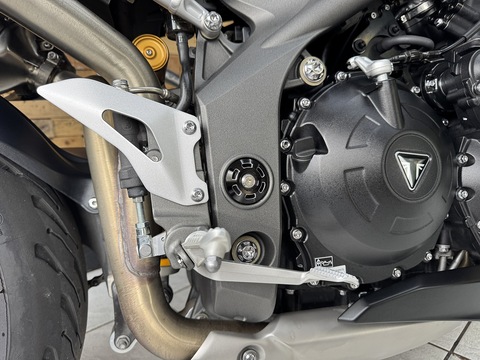 1050 RS Naked Petrol Manual Euro 4 (150 ps)