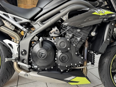 1050 RS Naked Petrol Manual Euro 4 (150 ps)