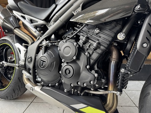1050 RS Naked Petrol Manual Euro 4 (150 ps)