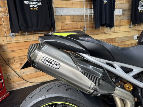 1050 RS Naked Petrol Manual Euro 4 (150 ps)