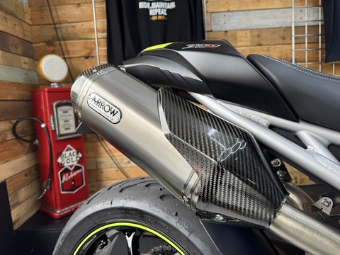 1050 RS Naked Petrol Manual Euro 4 (150 ps)