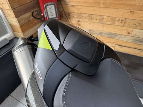 1050 RS Naked Petrol Manual Euro 4 (150 ps)