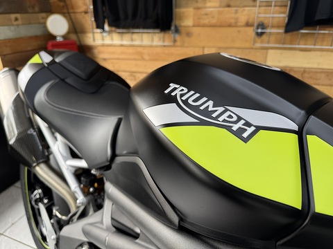 1050 RS Naked Petrol Manual Euro 4 (150 ps)
