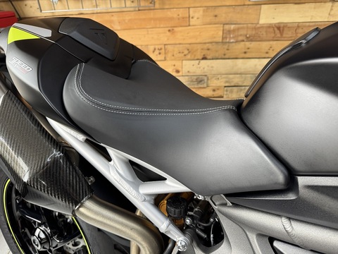 1050 RS Naked Petrol Manual Euro 4 (150 ps)
