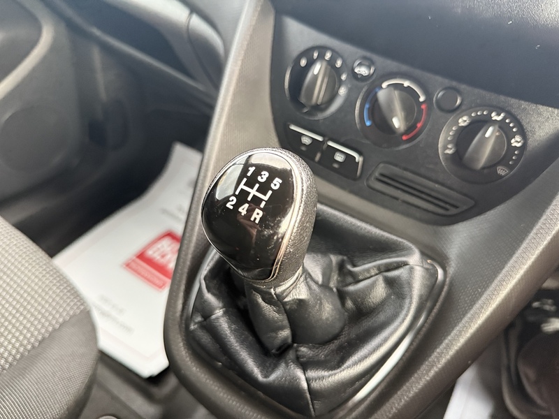 Ford 1.5 TDCi 220 Panel Van 5dr Diesel Manual L1 H1 (124 g/km, 99 bhp)