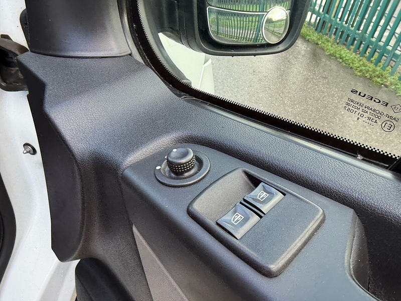 Renault 1.6 dCi ENERGY 27 Sport Crew Van Double Cab 5dr Diesel Manual SWB Euro 5 (s/s) (120 ps)