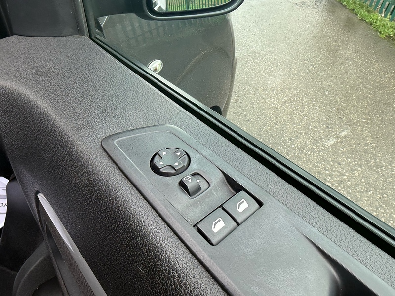 Vauxhall 2.0 Turbo D 3100 Elite Crew Van Double Cab 5dr Diesel Auto L1 H1 Euro 6 (s/s) (180 ps)