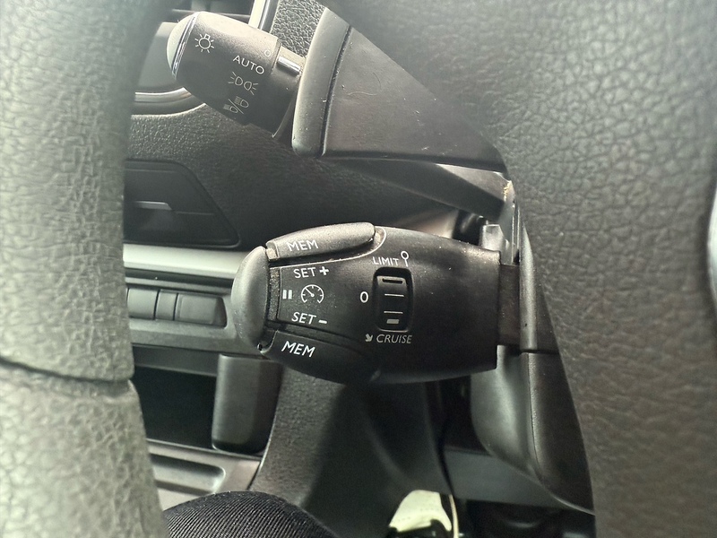 Vauxhall 2.0 Turbo D 3100 Elite Crew Van Double Cab 5dr Diesel Auto L1 H1 Euro 6 (s/s) (180 ps)