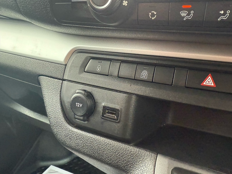 Vauxhall 2.0 Turbo D 3100 Elite Crew Van Double Cab 5dr Diesel Auto L1 H1 Euro 6 (s/s) (180 ps)