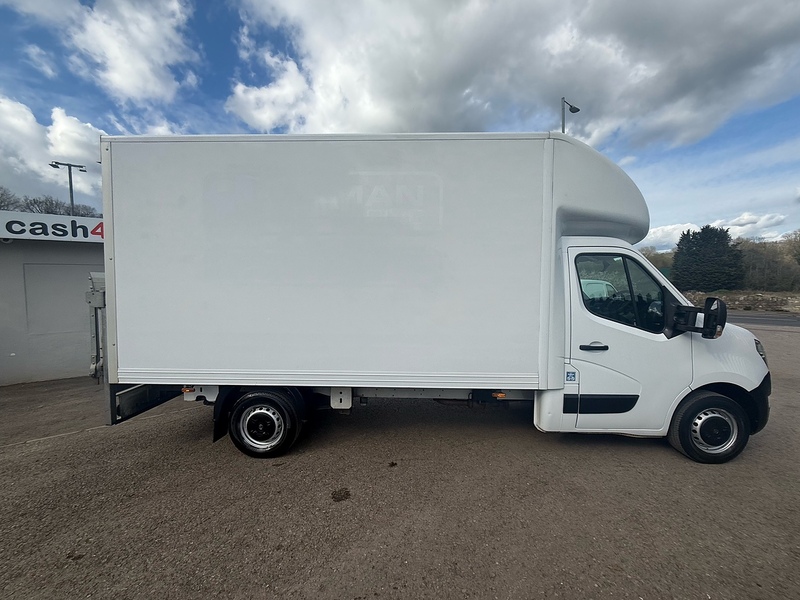 Nissan 2.3 dCi 35 SE luton 2dr Diesel Manual FWD L3 Euro 6 (130 ps)