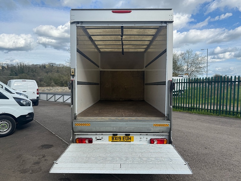 Nissan 2.3 dCi 35 SE luton 2dr Diesel Manual FWD L3 Euro 6 (130 ps)