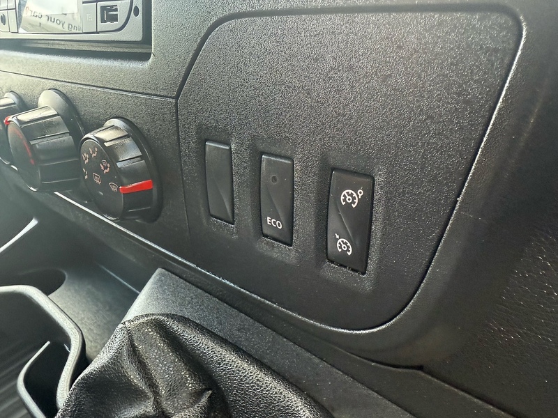 Nissan 2.3 dCi 35 SE luton 2dr Diesel Manual FWD L3 Euro 6 (130 ps)