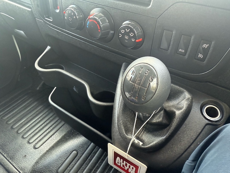 Nissan 2.3 dCi 35 SE luton 2dr Diesel Manual FWD L3 Euro 6 (130 ps)