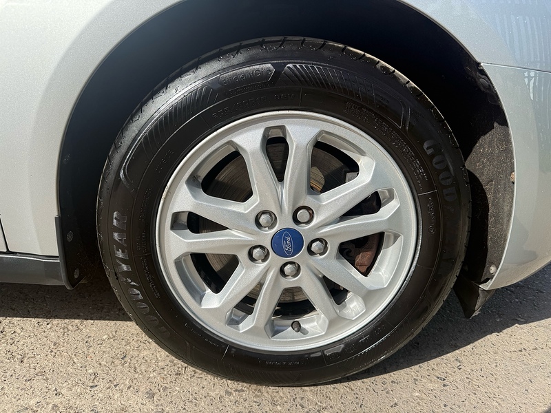 Ford No Standard Specification or Optional Extras.