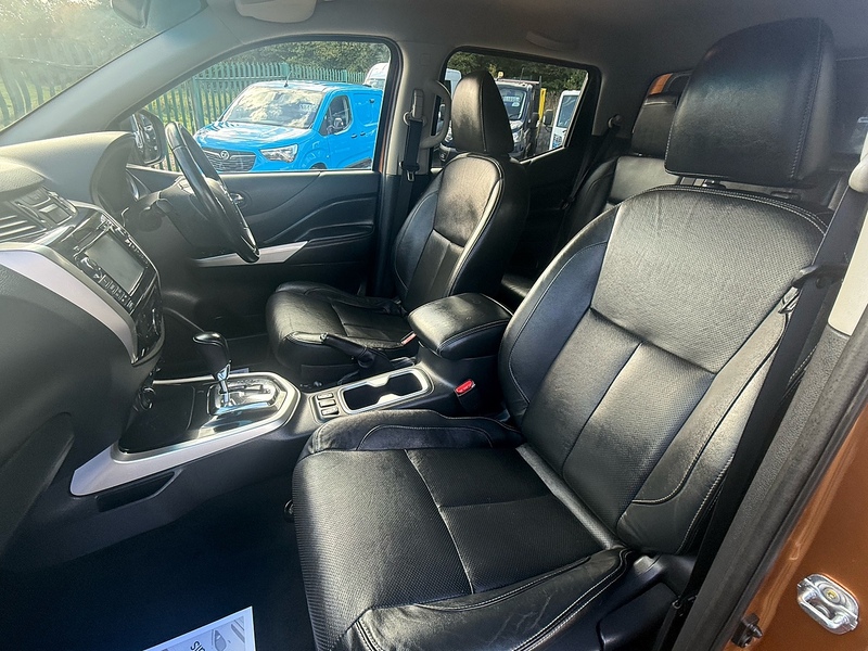 Nissan 2.3 dCi Tekna Pickup Double Cab 4dr Diesel Auto 4WD Euro 5 (190 ps)