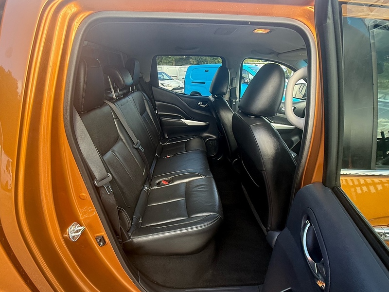 Nissan 2.3 dCi Tekna Pickup Double Cab 4dr Diesel Auto 4WD Euro 5 (190 ps)