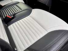 Land Rover Discovery D300 MHEV R-Dynamic SE 