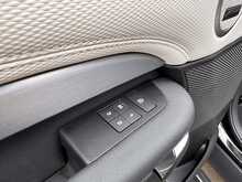 Land Rover Discovery D300 MHEV R-Dynamic SE 