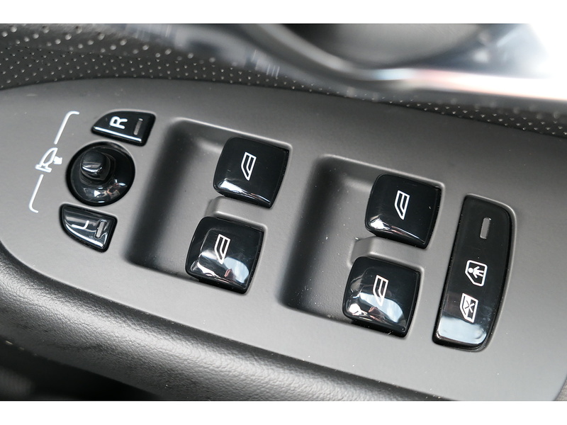 Volvo 2.0 B5 MHEV R-Design Pro SUV 5dr Diesel Hybrid Auto 4WD Euro 6 (s/s) (235 ps)