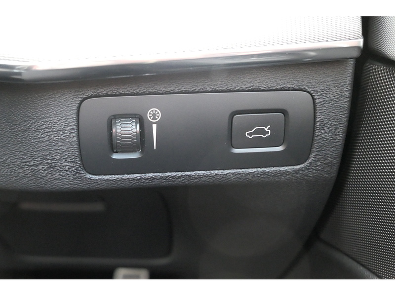 Volvo 2.0 B5 MHEV R-Design Pro SUV 5dr Diesel Hybrid Auto 4WD Euro 6 (s/s) (235 ps)