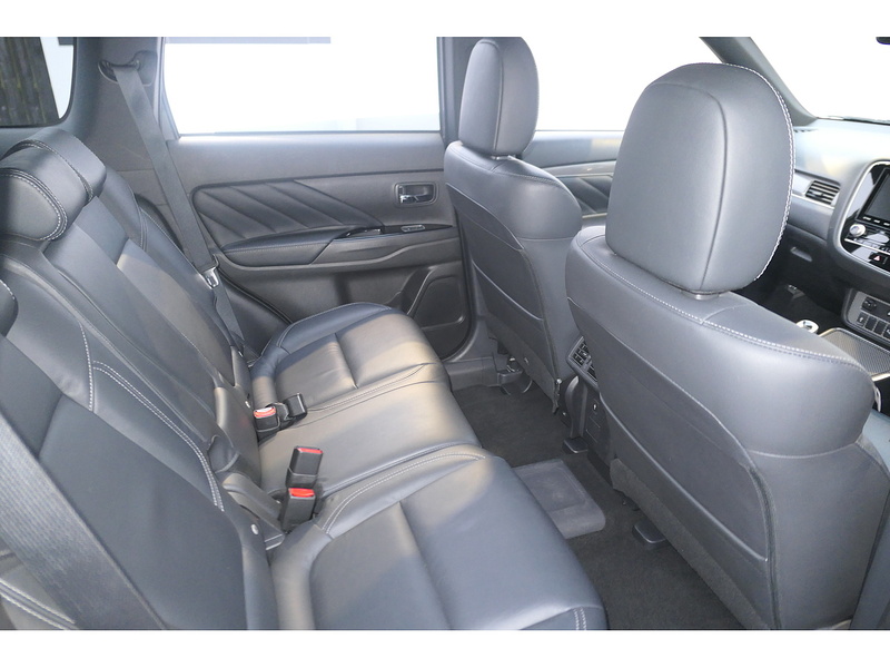 Mitsubishi 2.4h TwinMotor 13.8kWh Dynamic SUV 5dr Petrol Plug-in Hybrid CVT 4WD Euro 6 (s/s) (224 ps)