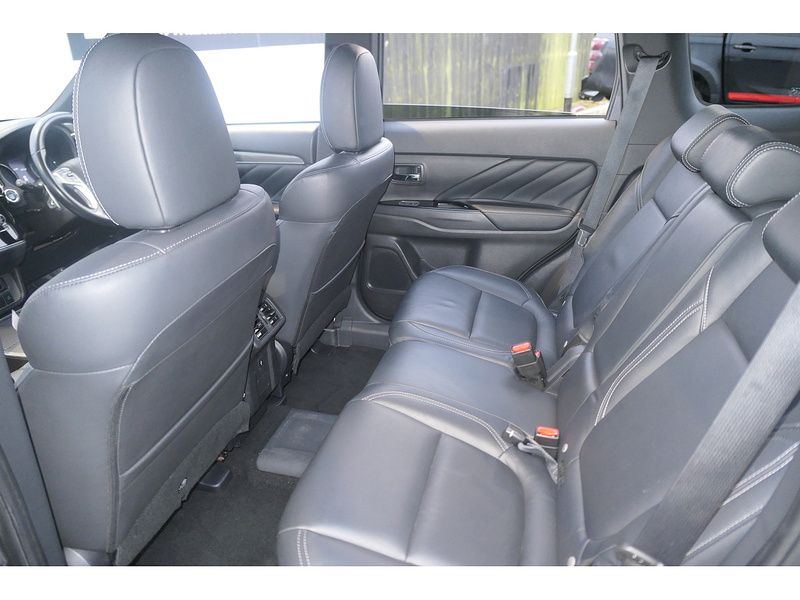 Mitsubishi 2.4h TwinMotor 13.8kWh Dynamic SUV 5dr Petrol Plug-in Hybrid CVT 4WD Euro 6 (s/s) (224 ps)