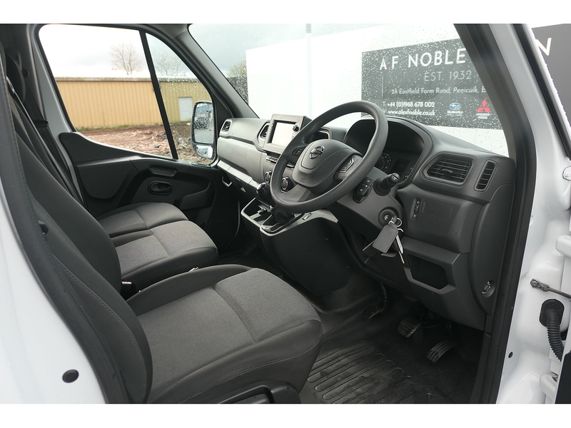 Nissan 2.3 dCi 35 Tekna Panel Van 4dr Diesel Manual FWD L3 H2 Euro 6 (135 ps)