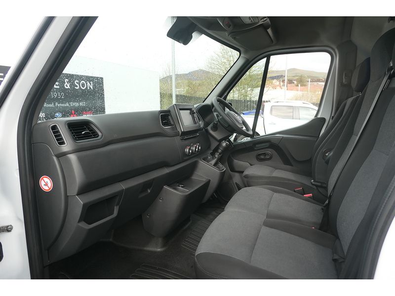 Nissan 2.3 dCi 35 Tekna Panel Van 4dr Diesel Manual FWD L3 H2 Euro 6 (135 ps)