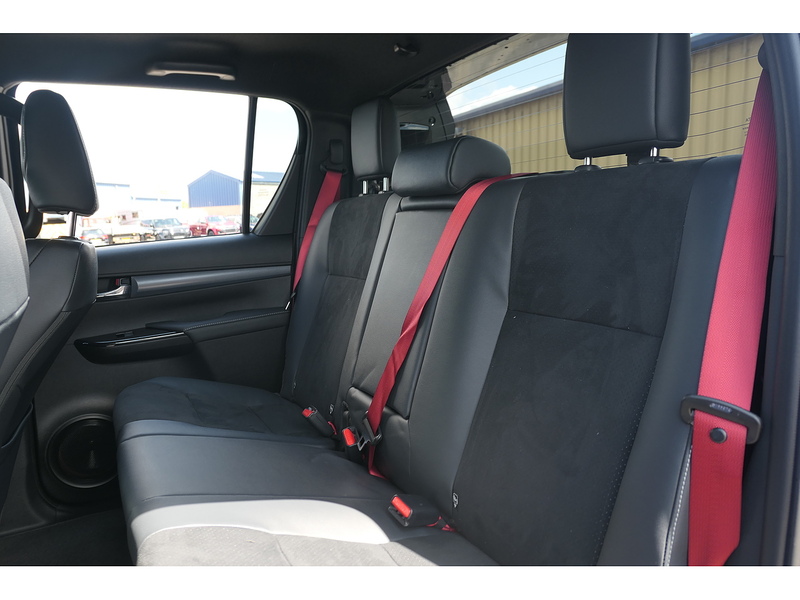 Toyota 2.8 D-4D GR SPORT II Pickup Double Cab 4dr Diesel Auto 4WD Euro 6 (s/s) (204 ps)