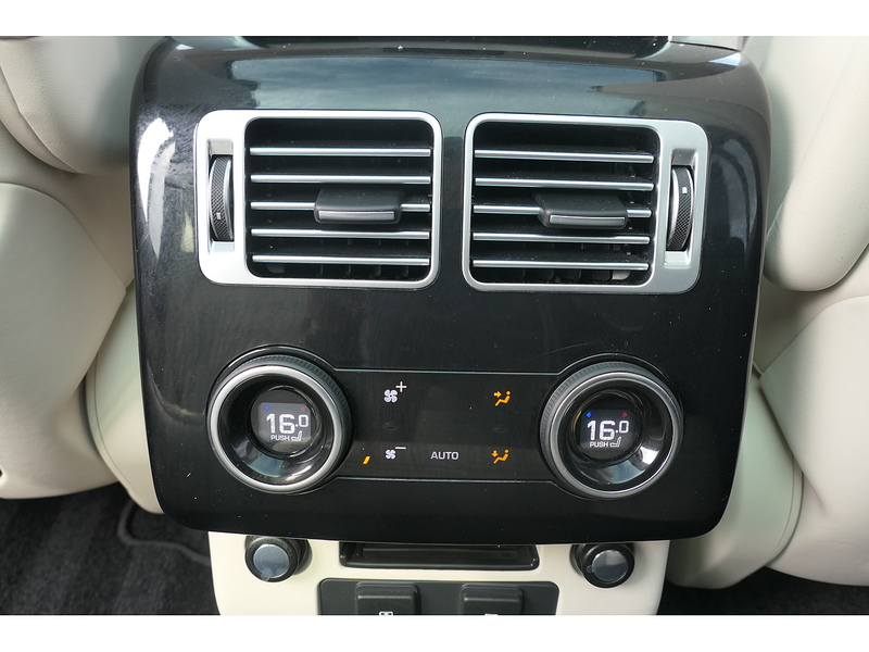 Land Rover 3.0 D300 MHEV Vogue SE SUV 5dr Diesel Auto 4WD Euro 6 (s/s) (300 ps)