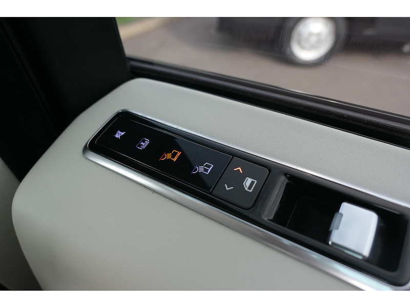 Land Rover 3.0 D300 MHEV Vogue SE SUV 5dr Diesel Auto 4WD Euro 6 (s/s) (300 ps)