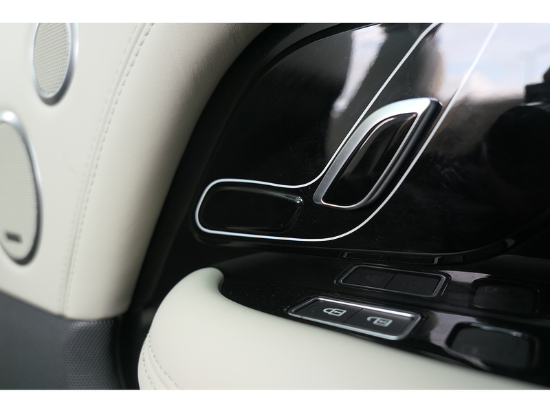 Land Rover 3.0 D300 MHEV Vogue SE SUV 5dr Diesel Auto 4WD Euro 6 (s/s) (300 ps)