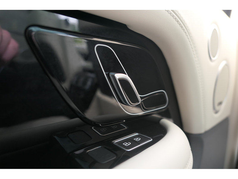 Land Rover 3.0 D300 MHEV Vogue SE SUV 5dr Diesel Auto 4WD Euro 6 (s/s) (300 ps)