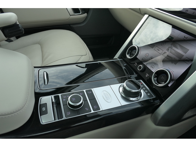 Land Rover 3.0 D300 MHEV Vogue SE SUV 5dr Diesel Auto 4WD Euro 6 (s/s) (300 ps)