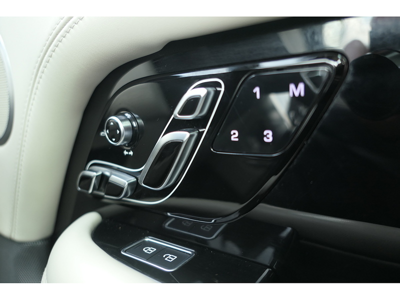 Land Rover 3.0 D300 MHEV Vogue SE SUV 5dr Diesel Auto 4WD Euro 6 (s/s) (300 ps)