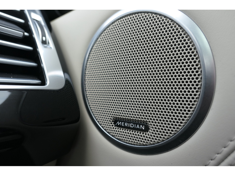 Land Rover 3.0 D300 MHEV Vogue SE SUV 5dr Diesel Auto 4WD Euro 6 (s/s) (300 ps)