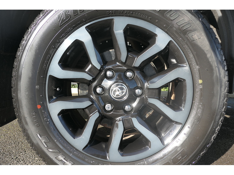 Toyota 2.8 D-4D Invincible X Pickup Double Cab 4dr Diesel Auto 4WD Euro 6 (s/s) (204 ps)