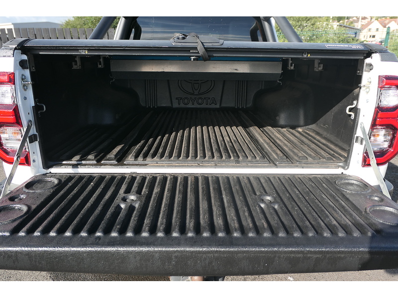 Toyota 2.8 D-4D Invincible X Pickup Double Cab 4dr Diesel Auto 4WD Euro 6 (s/s) (204 ps)