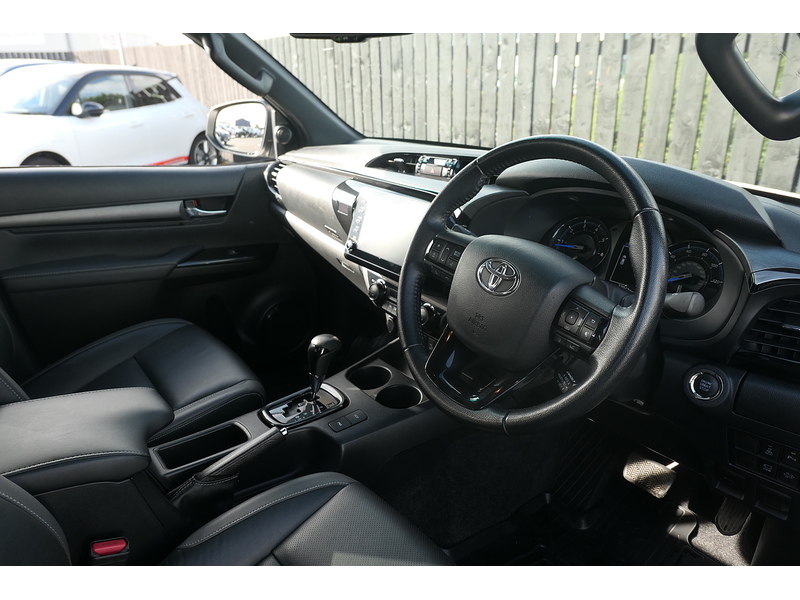 Toyota 2.8 D-4D Invincible X Pickup Double Cab 4dr Diesel Auto 4WD Euro 6 (s/s) (204 ps)