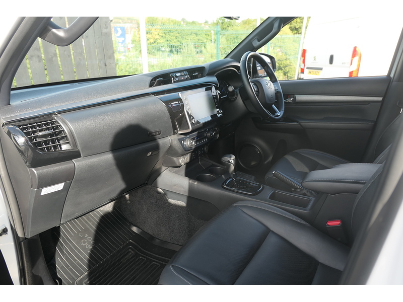 Toyota 2.8 D-4D Invincible X Pickup Double Cab 4dr Diesel Auto 4WD Euro 6 (s/s) (204 ps)