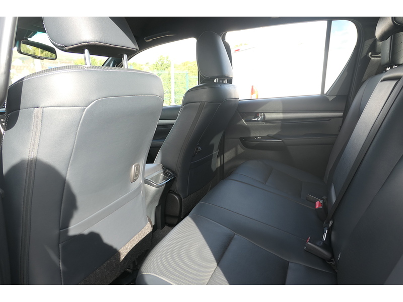 Toyota 2.8 D-4D Invincible X Pickup Double Cab 4dr Diesel Auto 4WD Euro 6 (s/s) (204 ps)