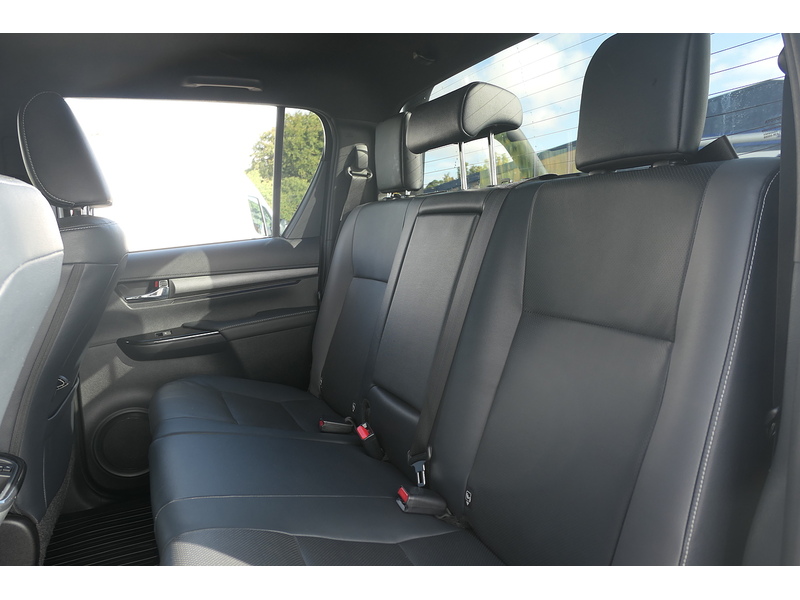 Toyota 2.8 D-4D Invincible X Pickup Double Cab 4dr Diesel Auto 4WD Euro 6 (s/s) (204 ps)